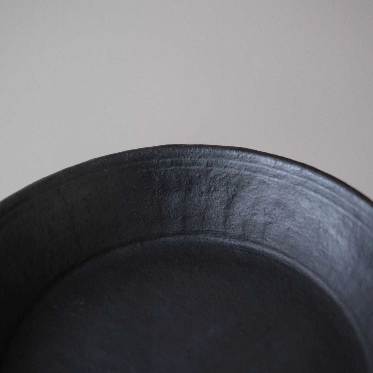 Tibetan Black Pottery Classic Dinner Plate – 8.7‑in Handmade