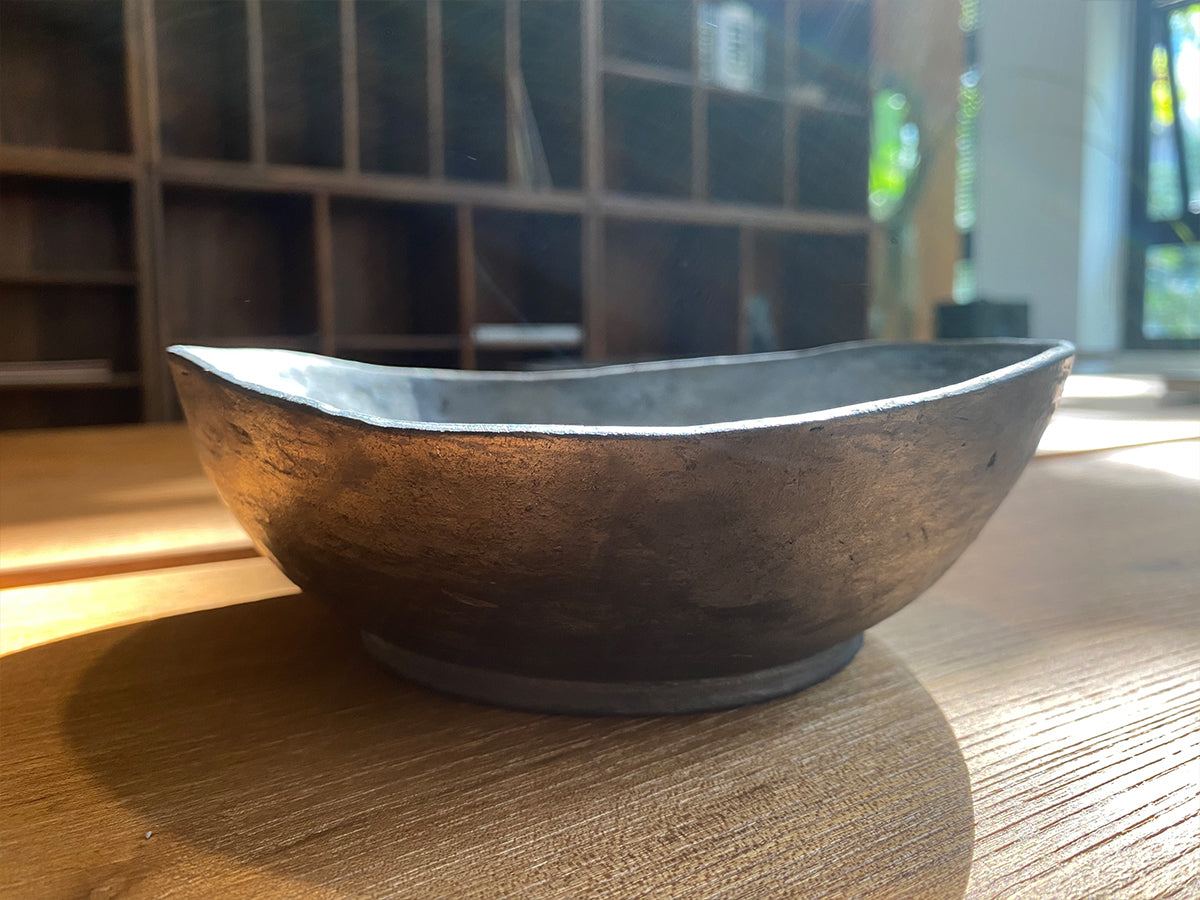 Tibetan Black Pottery Salad Bowl – Handmade 8‑in Rustic Dish