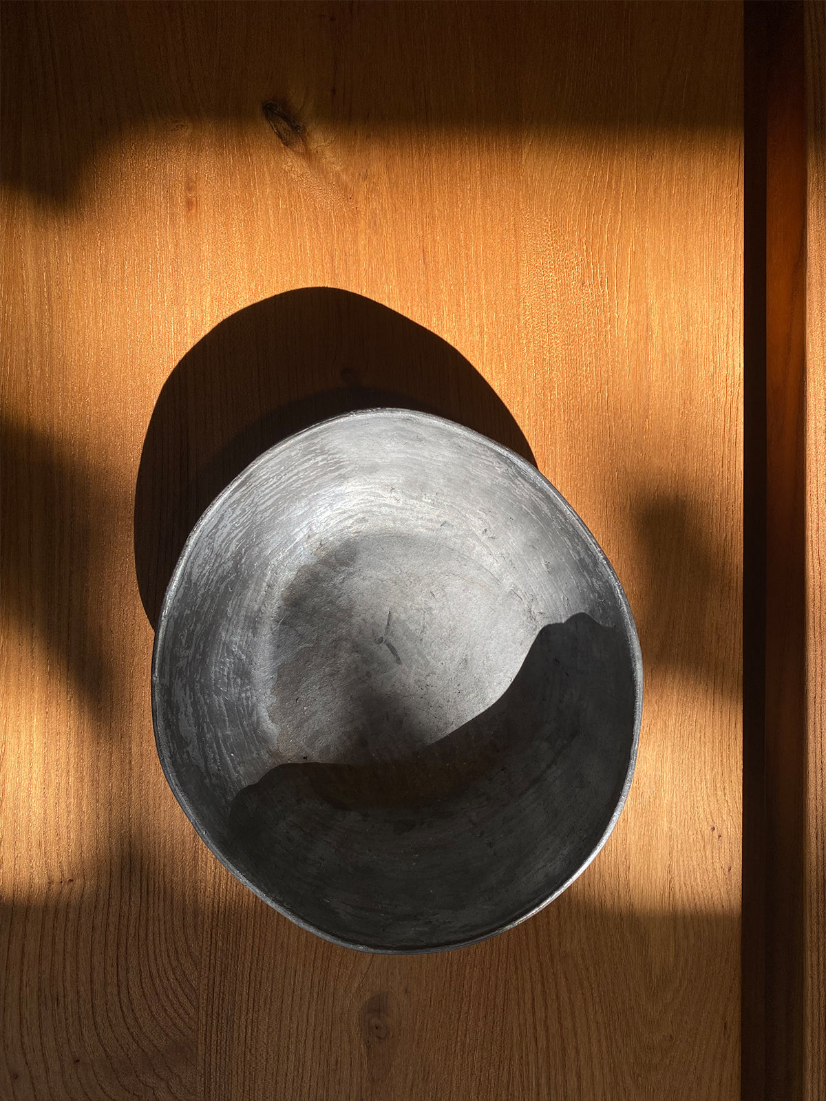 Tibetan Black Pottery Salad Bowl – Handmade 8‑in Rustic Dish