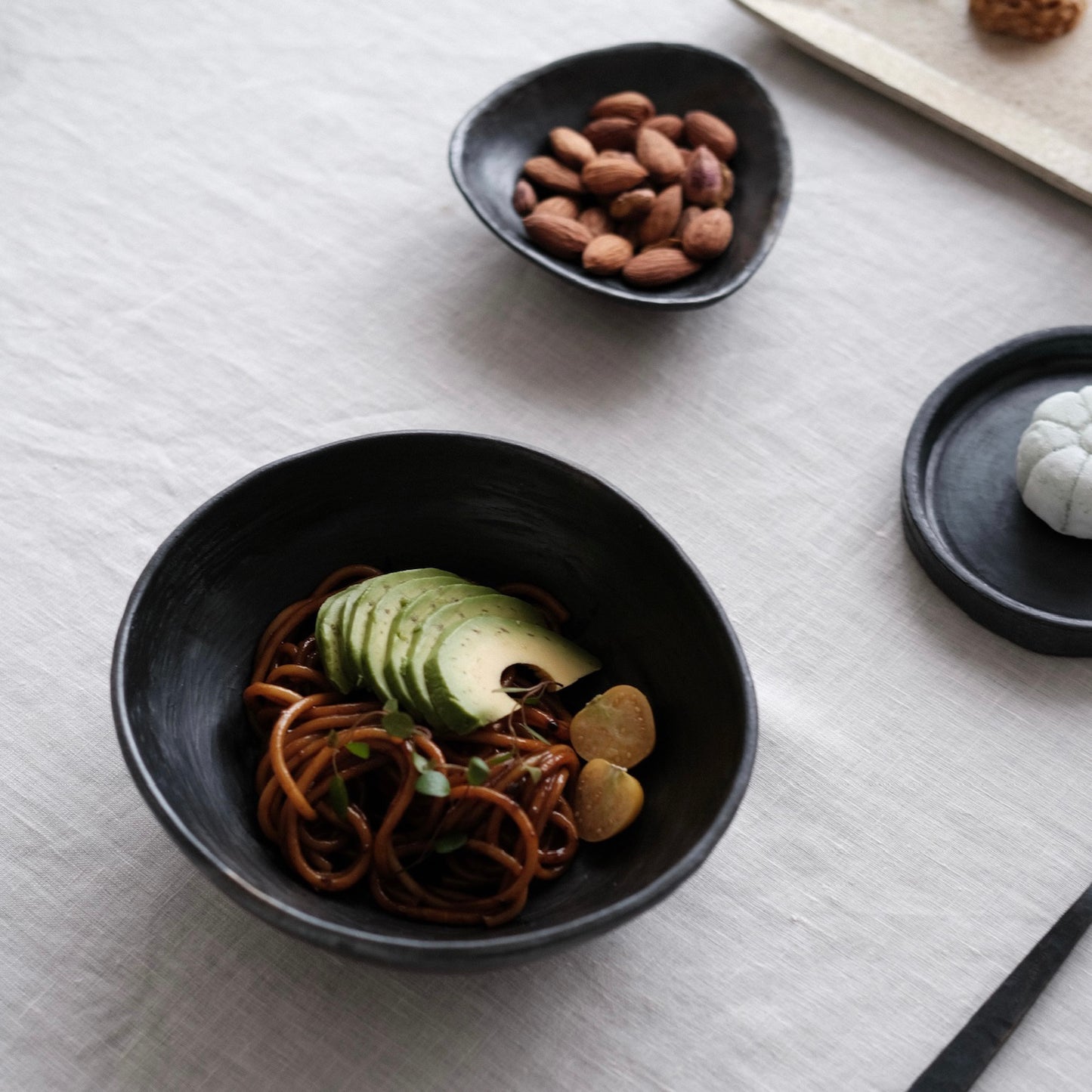 Tibetan Black Pottery Salad Bowl – Handmade 8‑in Rustic Dish