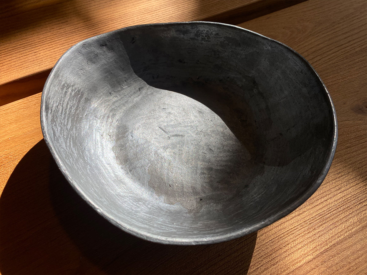 Tibetan Black Pottery Salad Bowl – Handmade 8‑in Rustic Dish