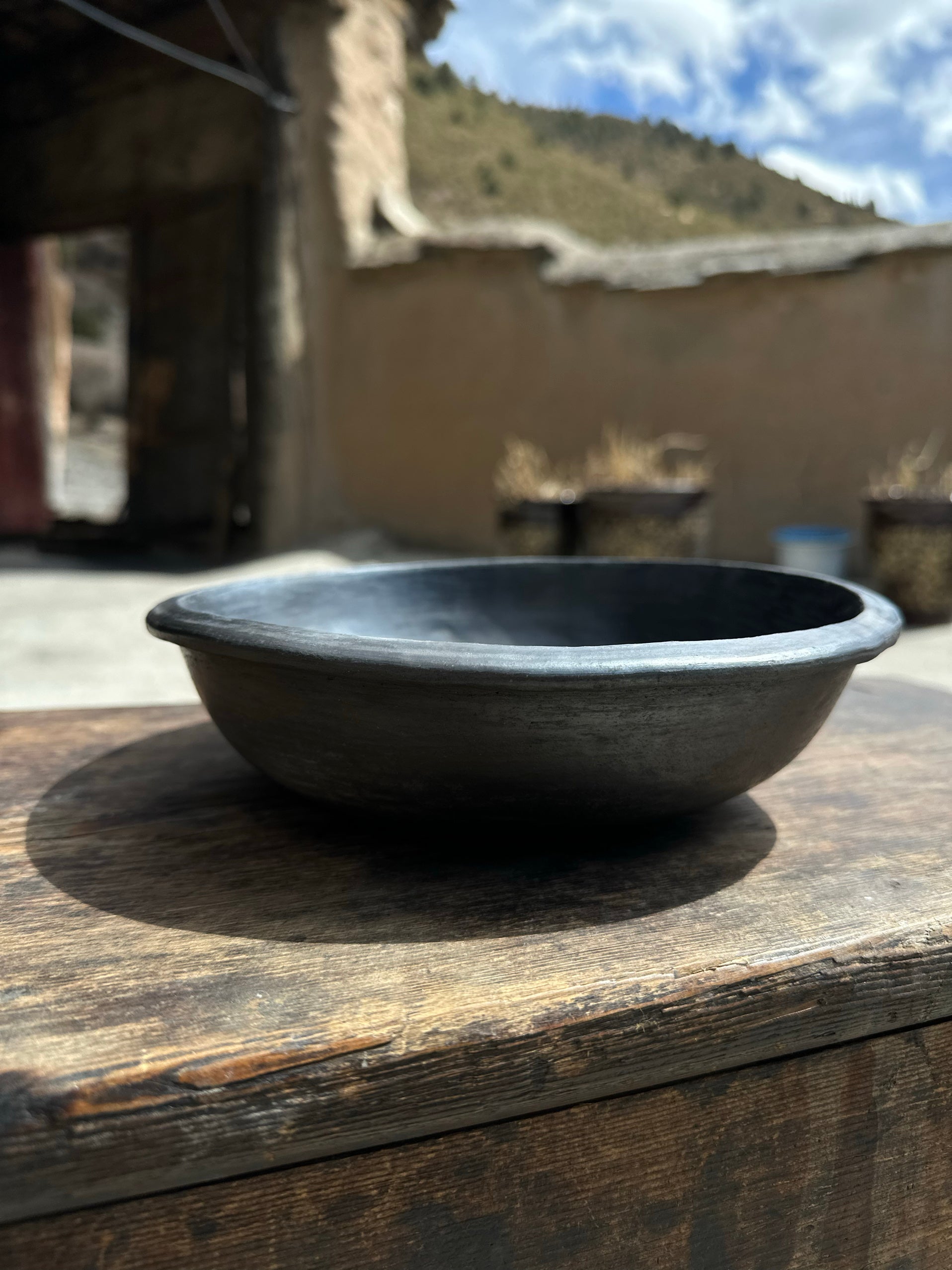 Tibetan Black Pottery Flying‑Eave Plate – 6.5‑in Handmade