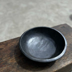 Tibetan Black Pottery Flying‑Eave Plate – 6.5‑in Handmade