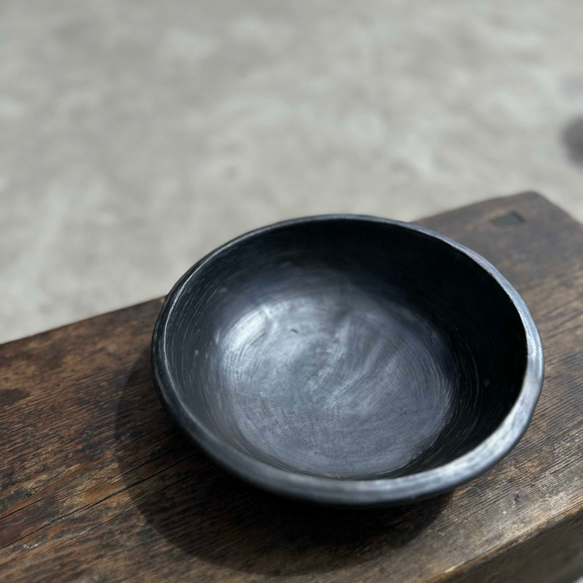 Tibetan Black Pottery Flying‑Eave Plate – 6.5‑in Handmade
