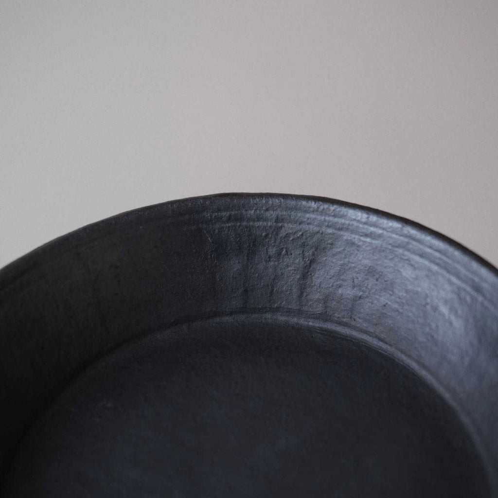 Tibetan Black Pottery Classic Dinner Plate – 8.7‑in Handmade