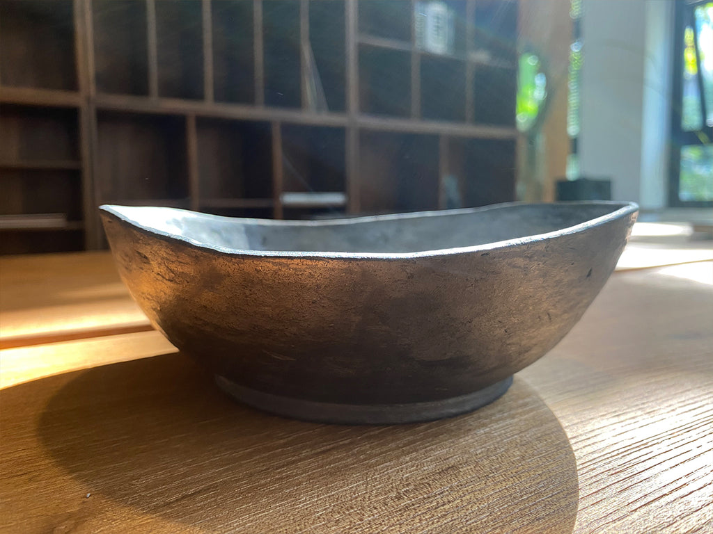 Tibetan Black Pottery Salad Bowl – Handmade 8‑in Rustic Dish