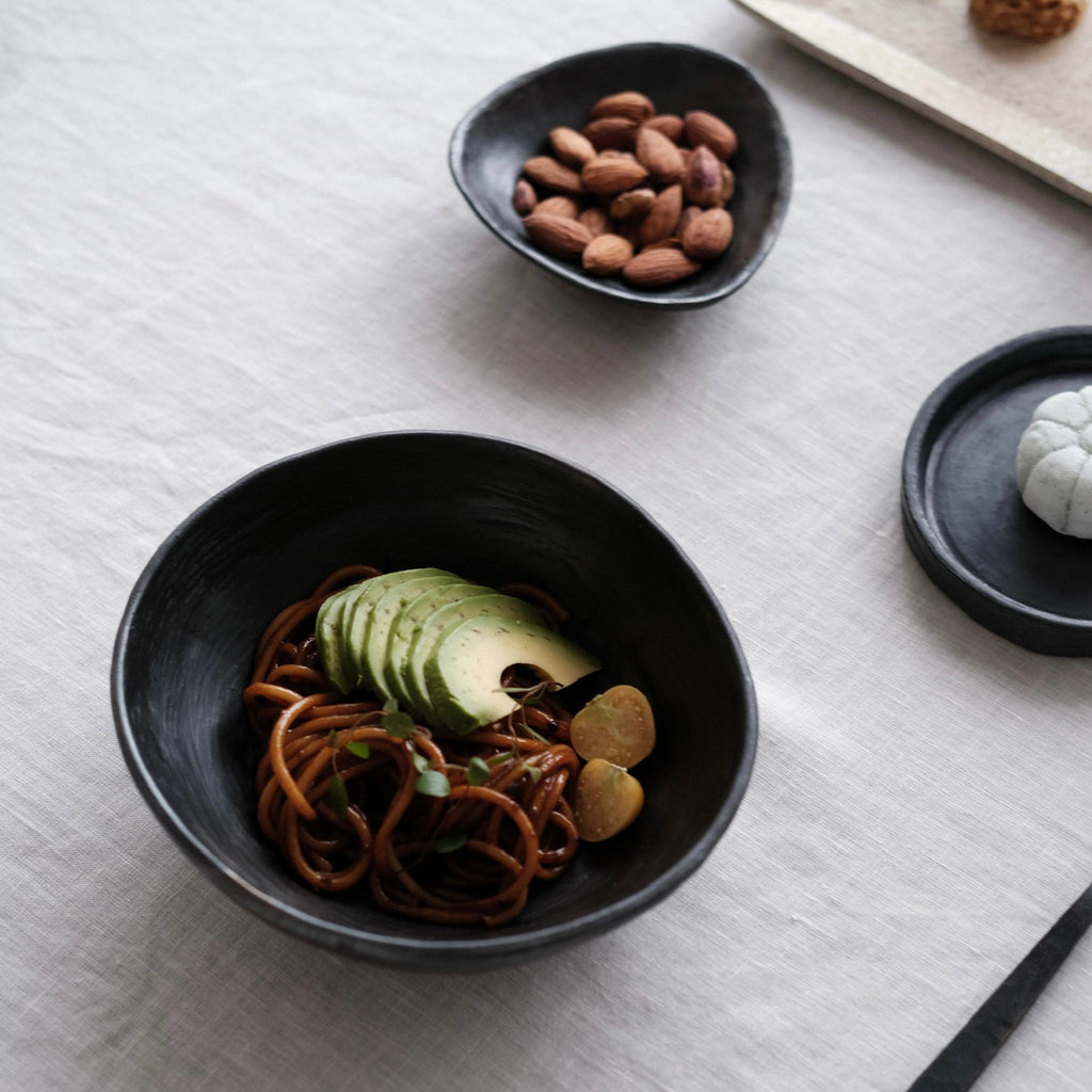 Tibetan Black Pottery Salad Bowl – Handmade 8‑in Rustic Dish